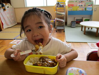 カレーライスを食べている園児の写真3
